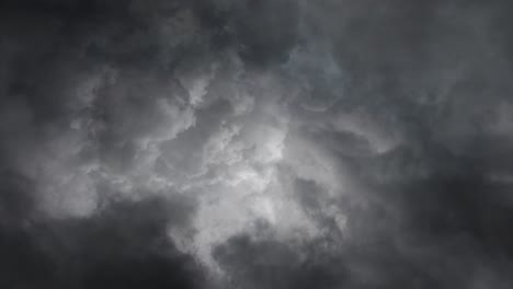 lapso de tiempo de tormenta de nubes y relámpagos