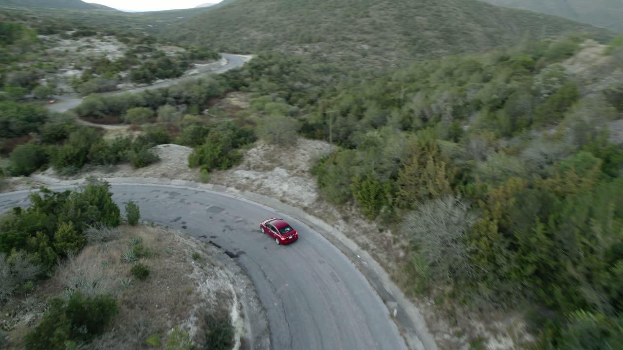 antena - coche conduciendo por las muchas curvas de una carretera, tamaulipas, méxico, seguimiento