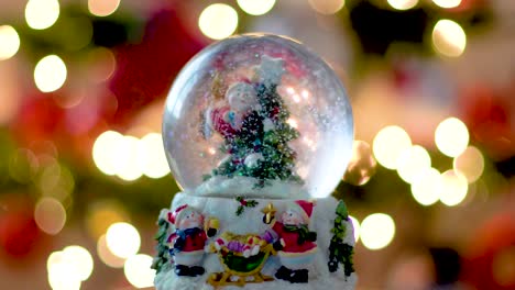 copos de nieve de navidad globo, árbol de navidad y luces en el fondo fuera de enfoque