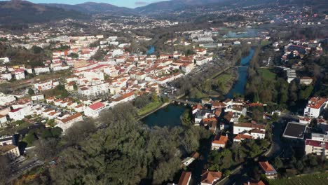 vista de pájaro sobre el puente que cruza el río vez en la ciudad de arcos de valdevez, portugal