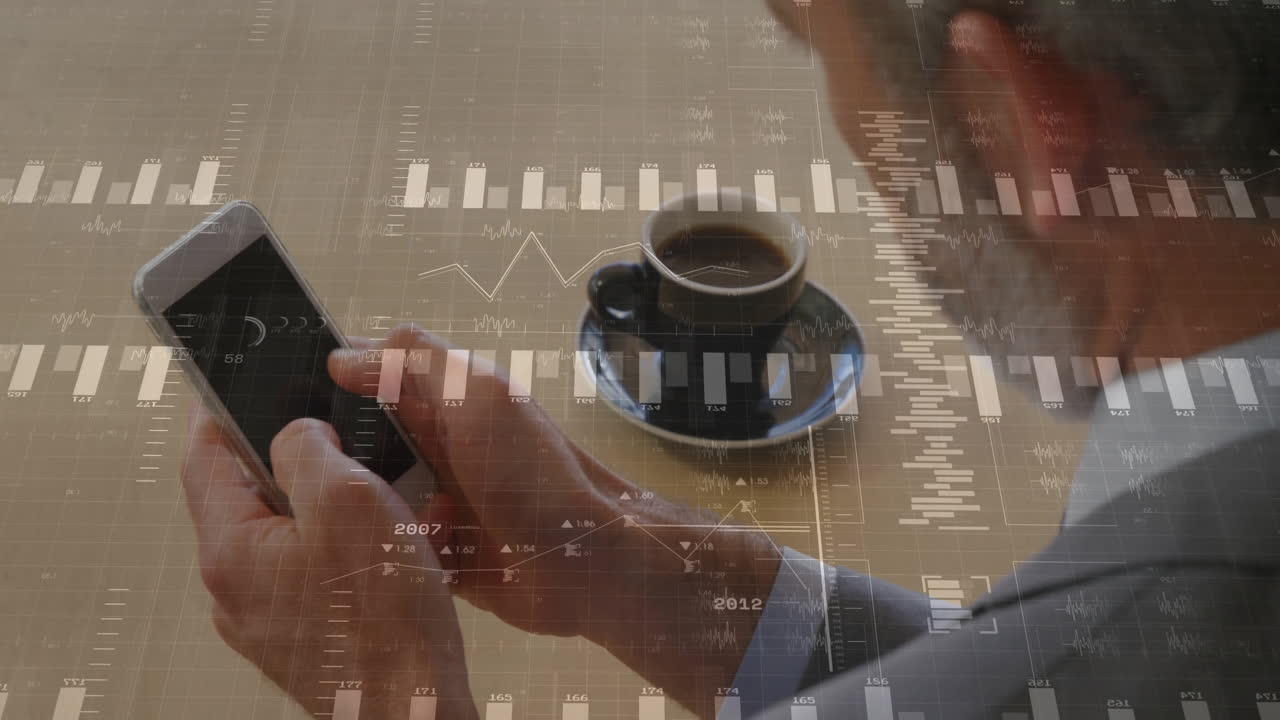 animazione dell'elaborazione dei dati finanziari su un uomo d'affari caucasico che utilizza uno smartphone