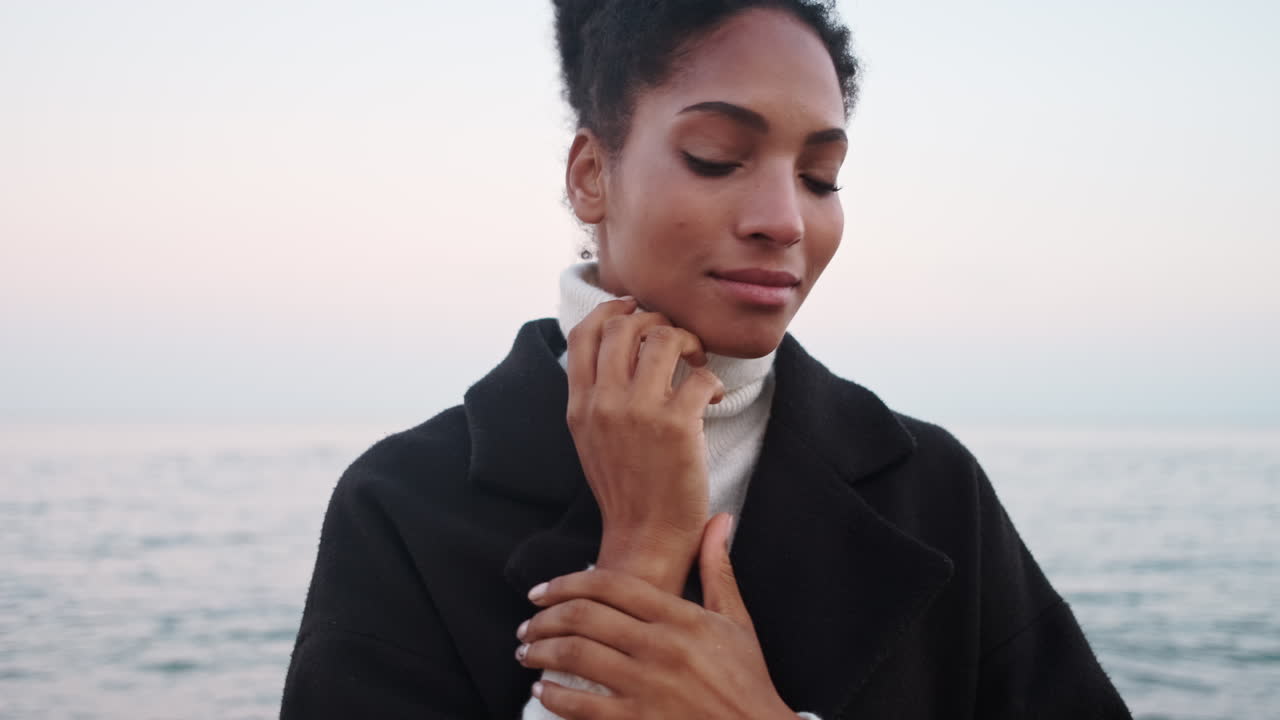 una chica afroamericana mirando a la cámara.
