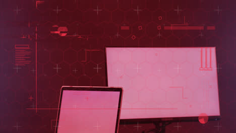 animación del procesamiento de datos en el portátil y la computadora con pantalla en blanco