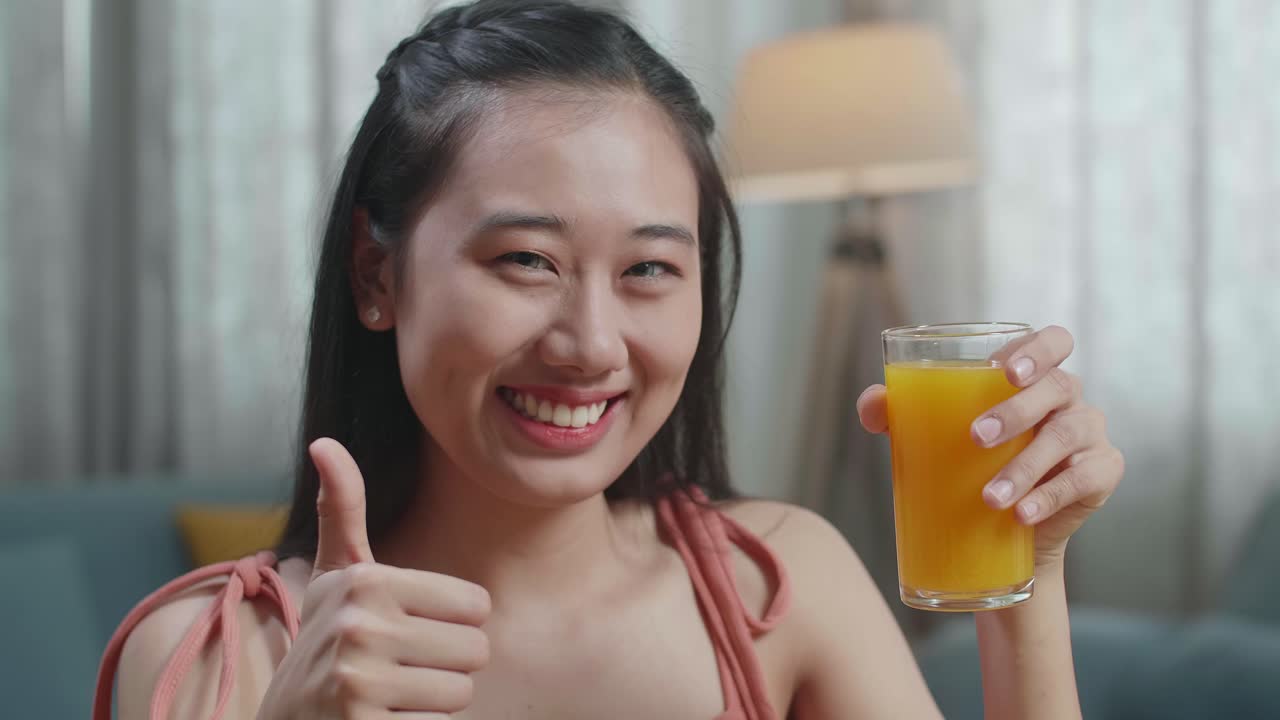 오렌지 주스를 즐기는 여자