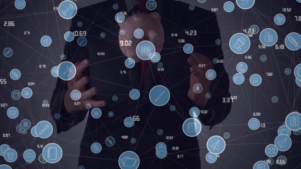 animación de una red de iconos de los medios sobre un hombre de negocios lanzando y atrapando una alcancía