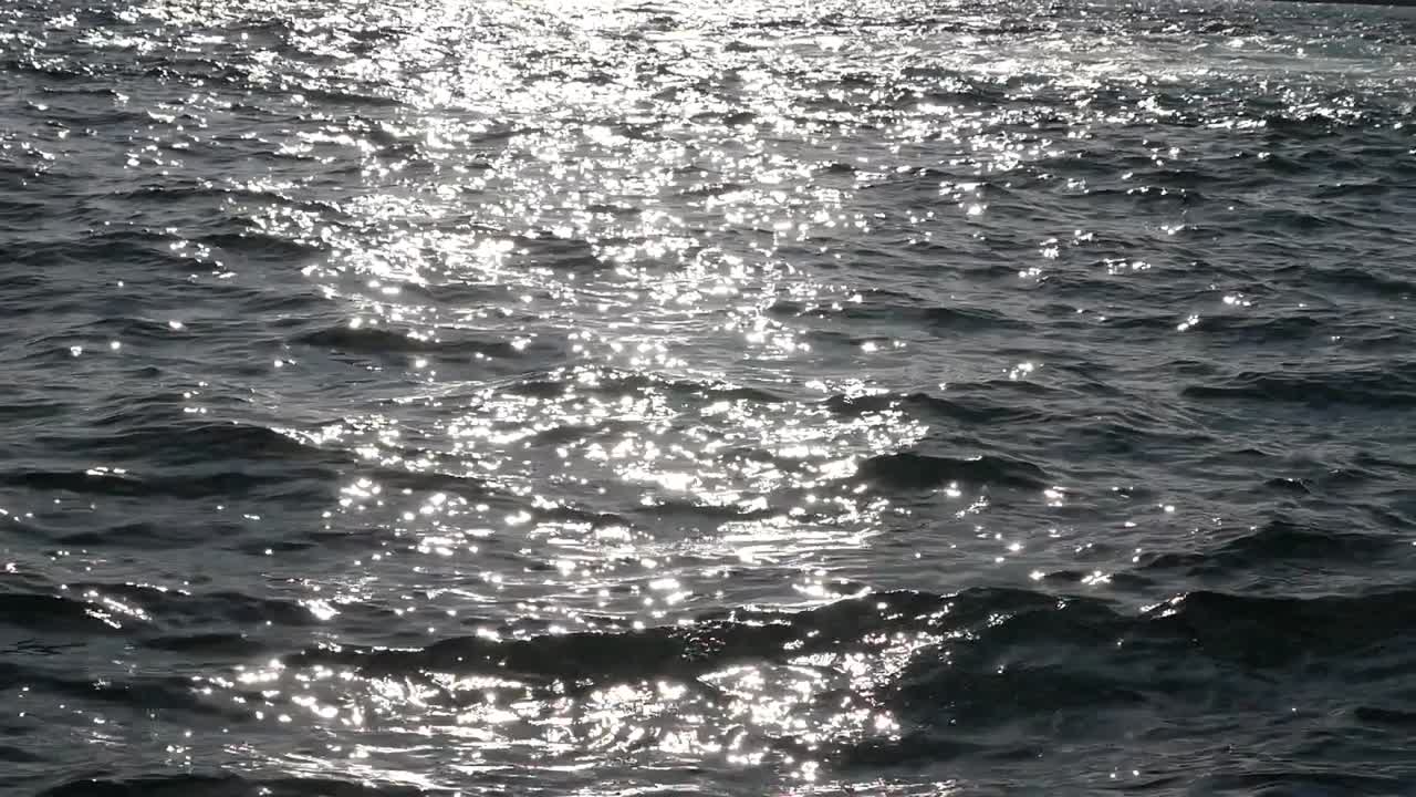 Superficie dell'acqua dell'oceano con riflessi del sole