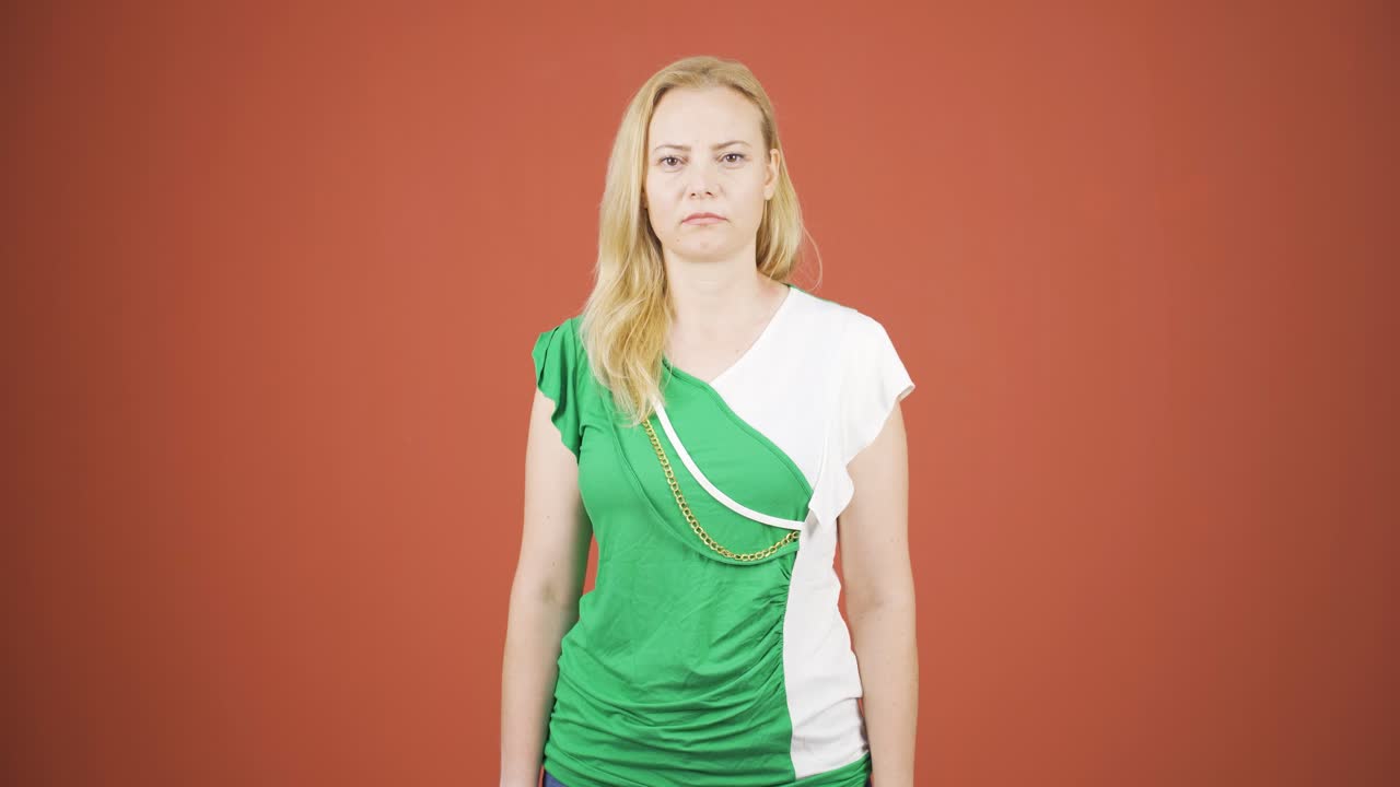 둔한 표정으로 카메라를 보는 여자.