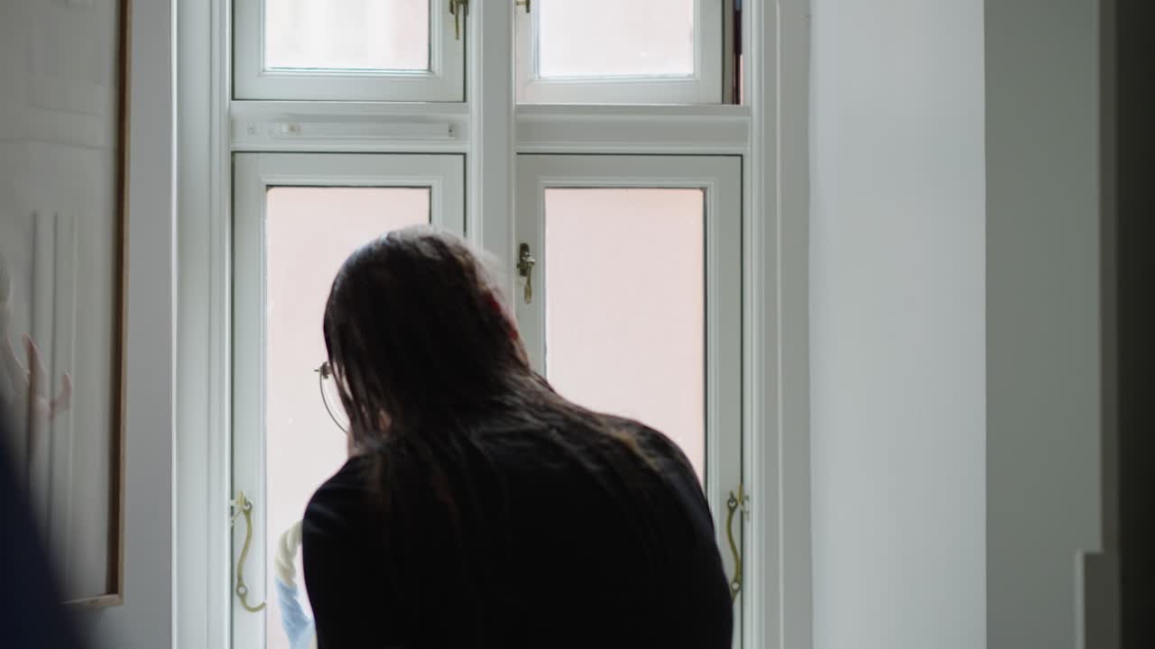 37 세의 백인 여성의 우아한 아침 루틴, 뒤에서 촬영