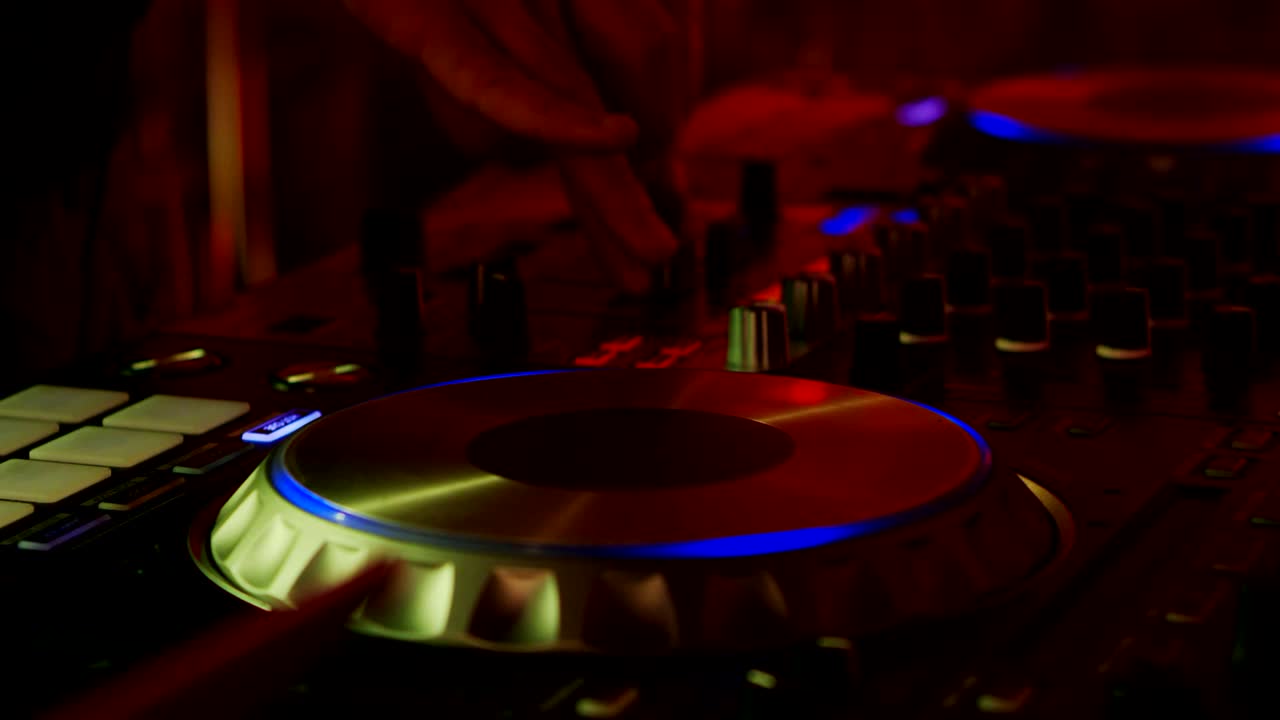 dj de fiesta en cámara lenta