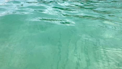 ondas marinas de agua cian clara prístina transparente y fondo marino en 4k