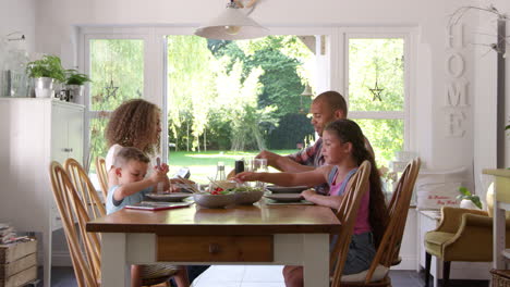 familia en casa comiendo comida en el comedor juntos