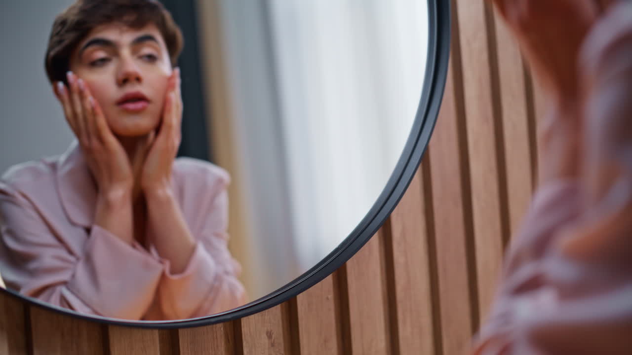 Mani di donna che lavano la pelle in bagno in primo piano. Donna felice e curata che si pulisce il viso.