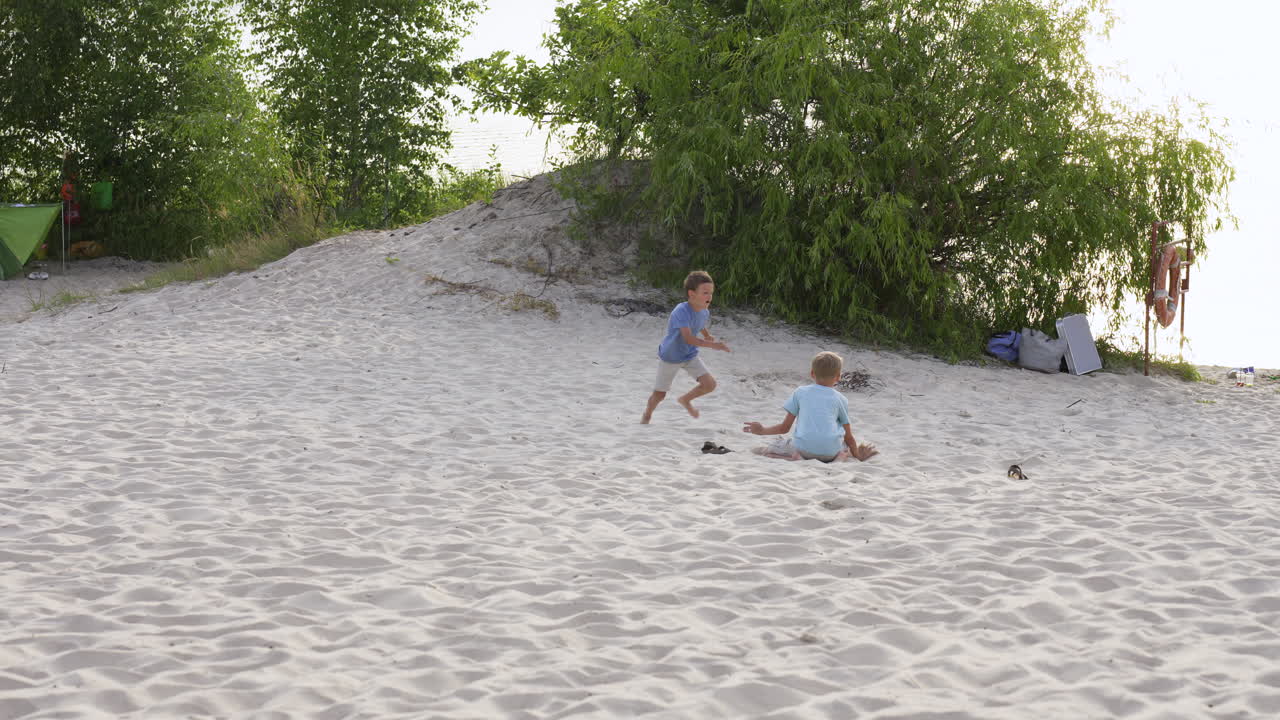 해변에서 노는 아이들