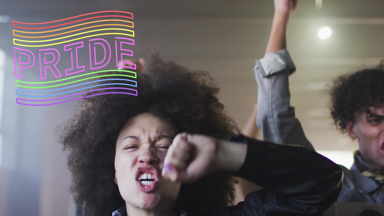 animación del orgullo del arco iris sobre diversos manifestantes con pancartas