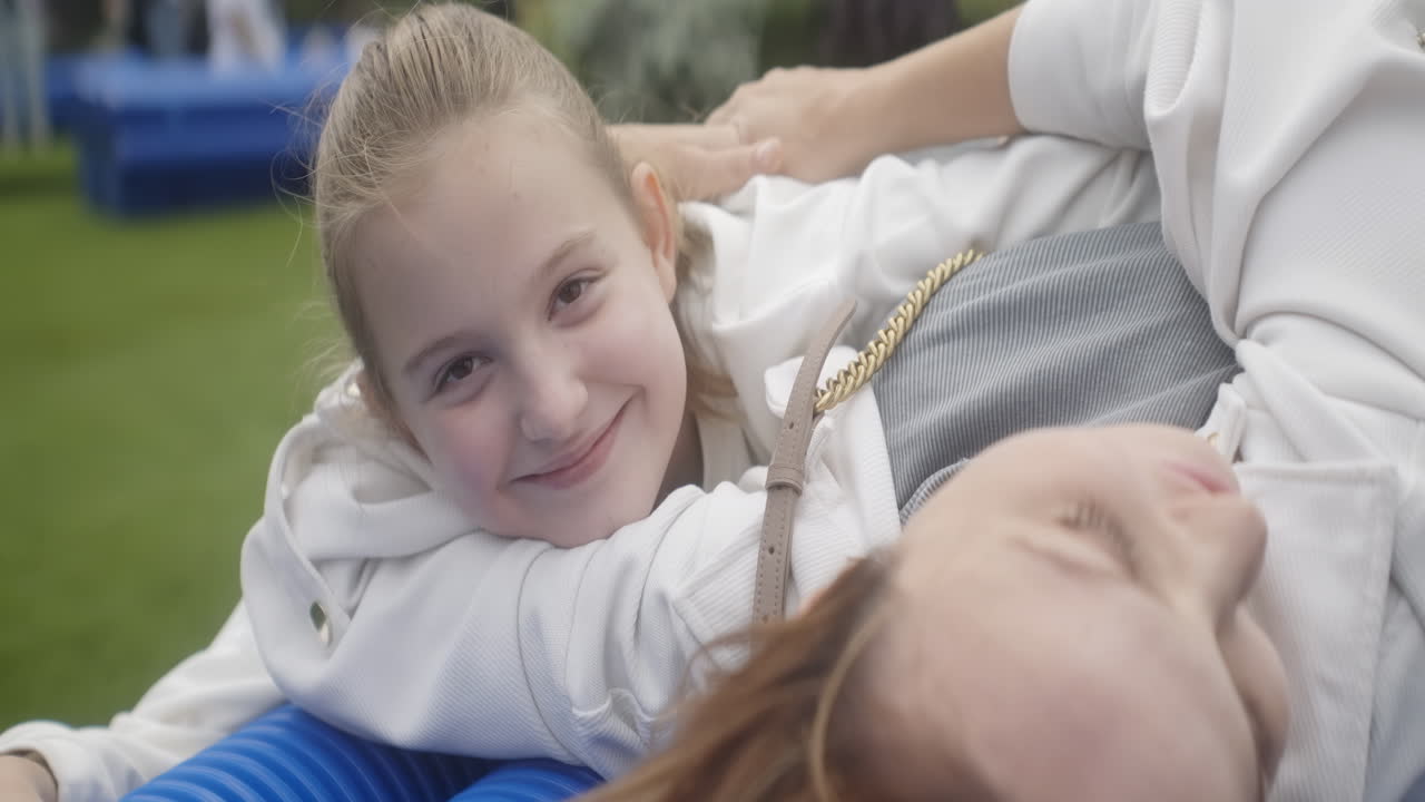 어머니 와 딸 이 공원 에서 놀고 있다