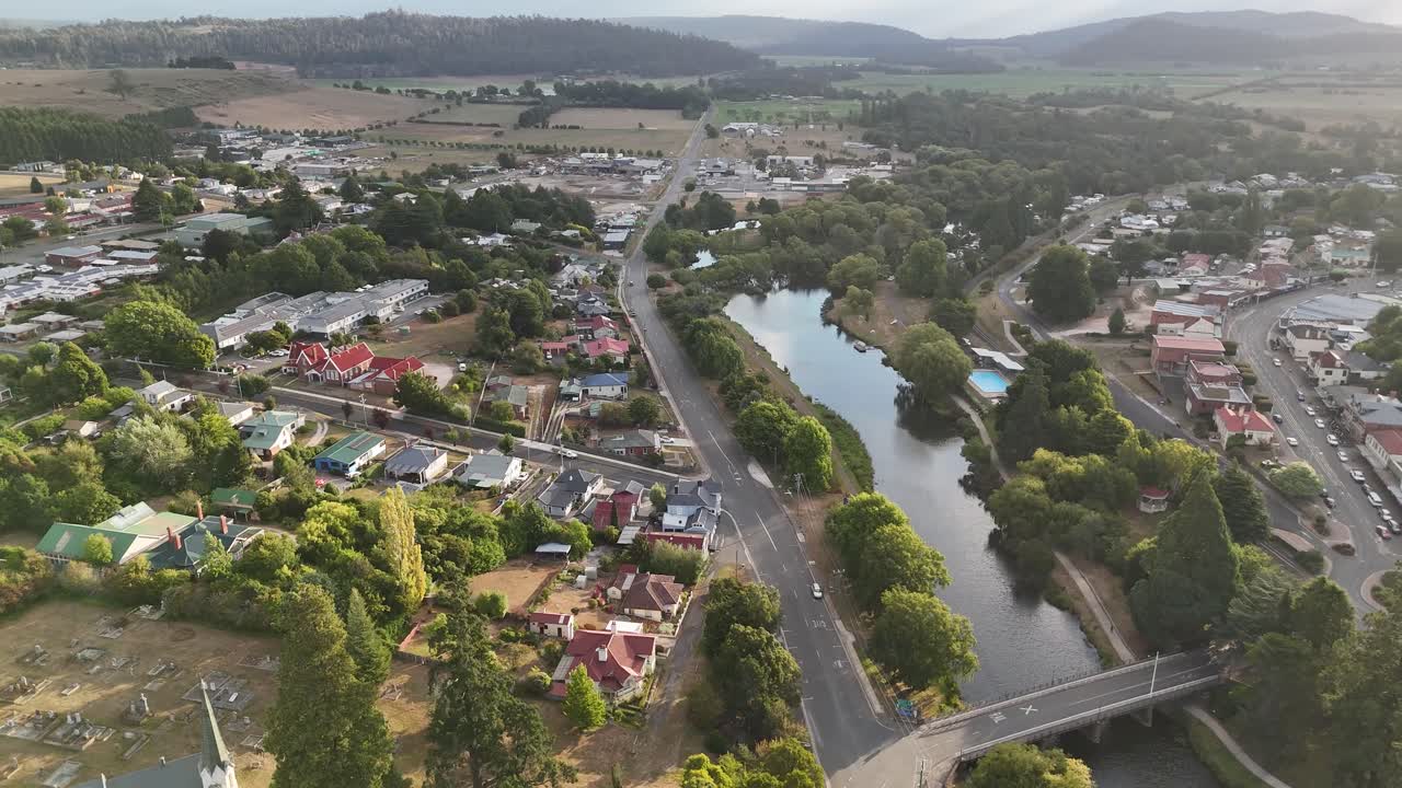 데로레인 타운 시골에 있는 메안더 강 (meander river) 태즈매니아, 오스트레일리아, 공중 촬영