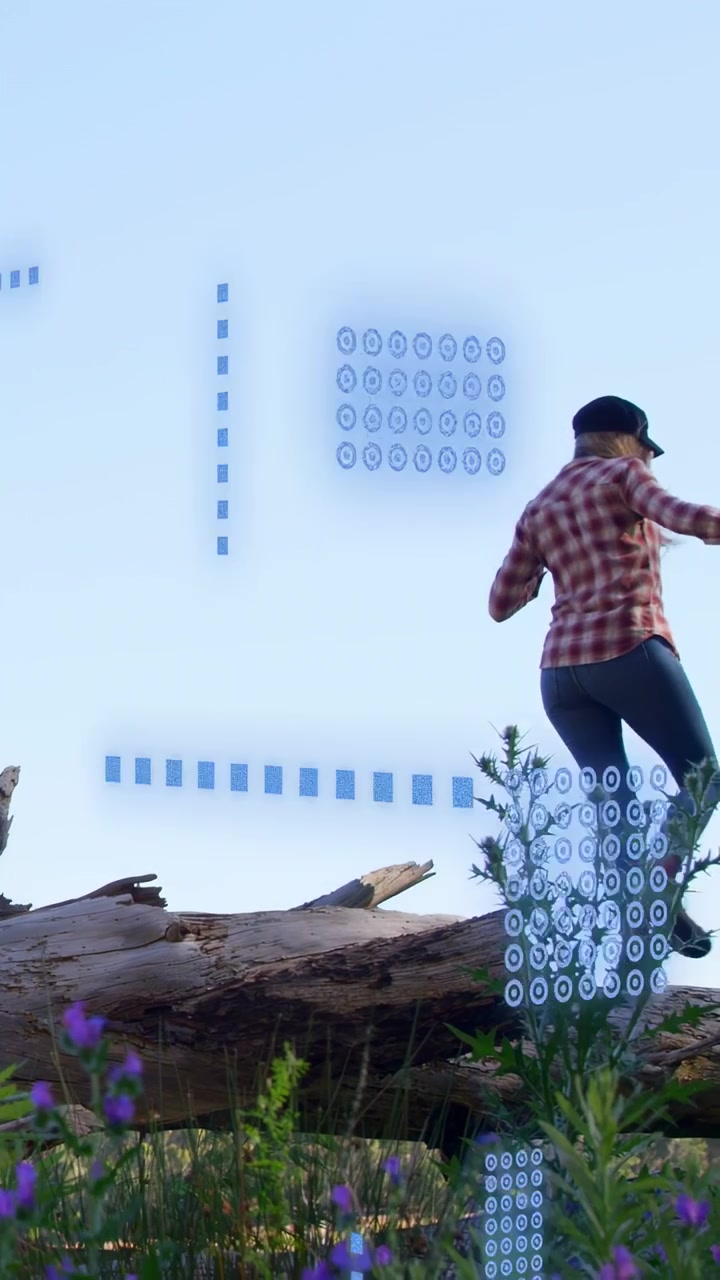 Video verticale: Escursionista che sale su un tronco, camminando in equilibrio e facendo jogging per svago, con sovrapposizioni grafiche sopra.