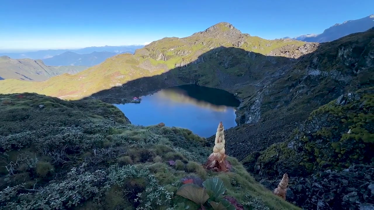 Veduta paesaggistica del lago di montagna Timbung a Taplejung, Nepal.