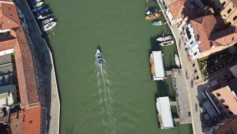 Tráfico-Acuático-En-El-Gran-Canal-De-La-Ciudad-De-Venecia,-Vista-Aérea-De-Arriba-Hacia-Abajo