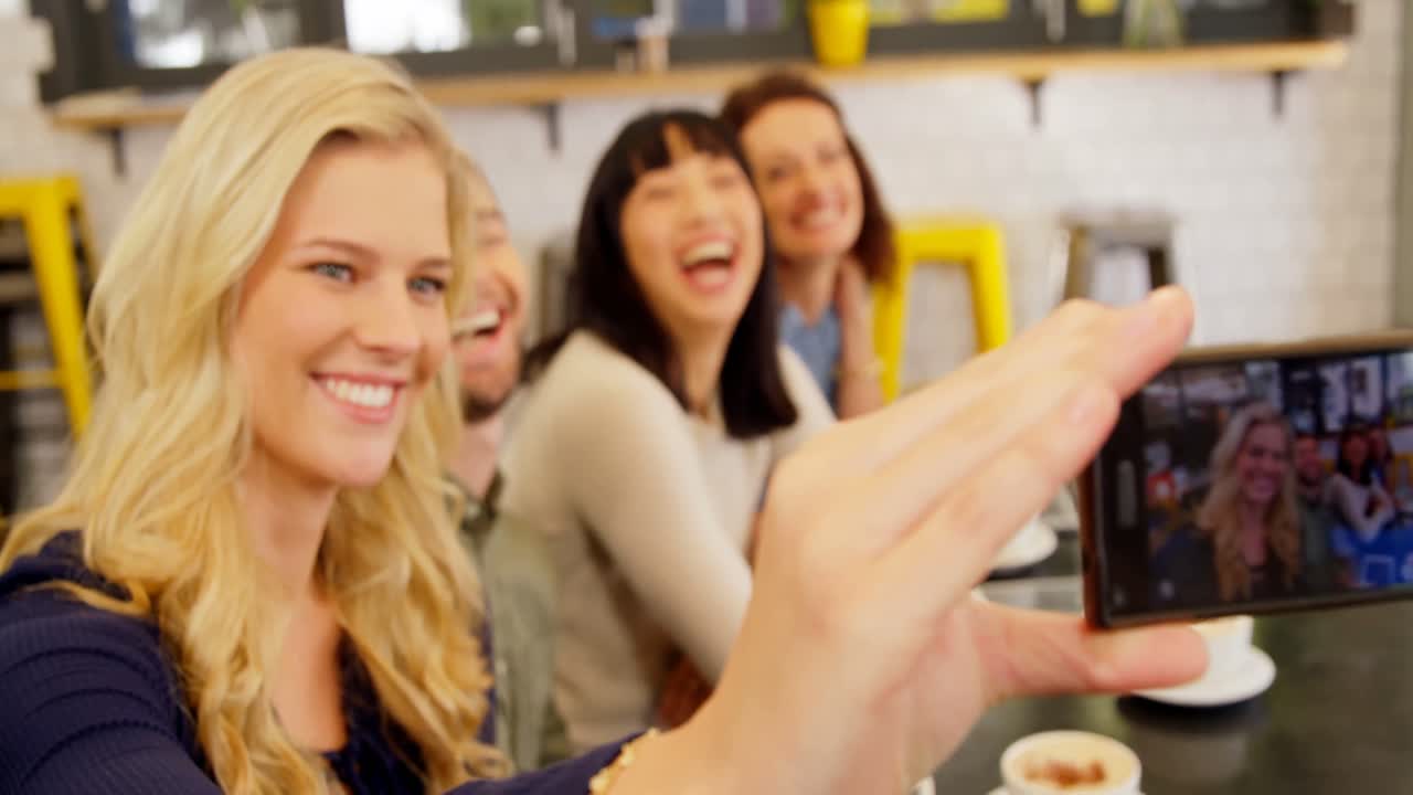 ⁇ 드폰 4k로 셀카를 찍는 경영진