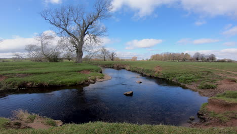 Un-Día-Soleado-Y-Ventoso-En-La-Flecha-Del-Río-En-Warwickshire,-Inglaterra,-Mientras-Las-Nubes-Pasan-Por-Encima-De-La-Cabeza