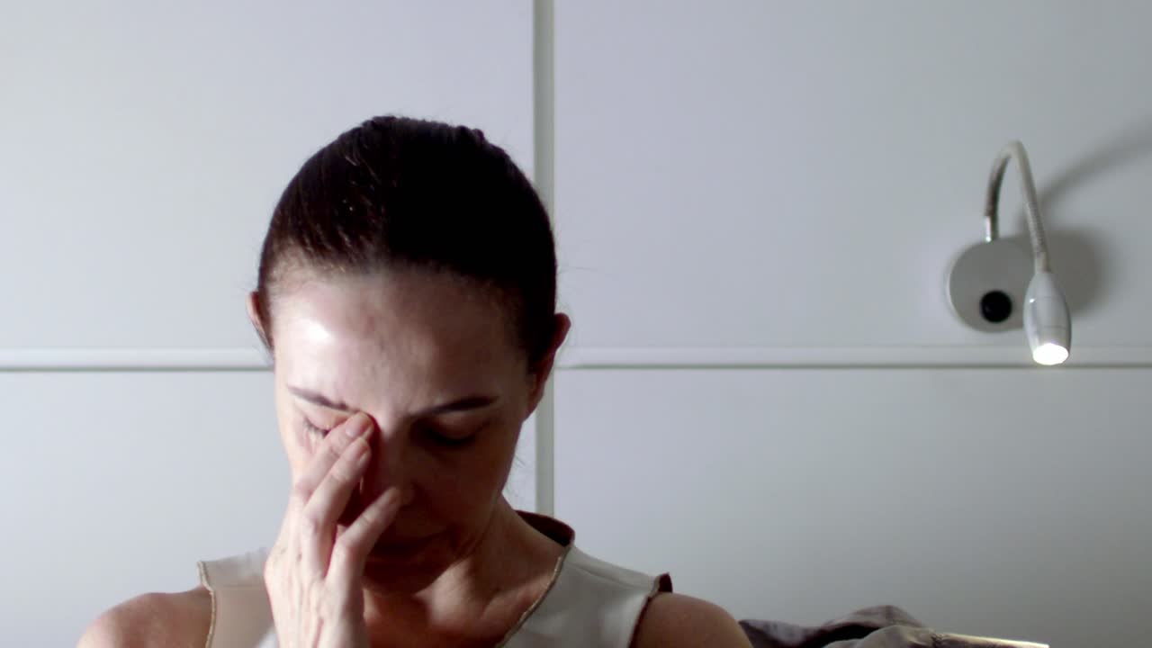 매력적인 여성은 머리 통증으로 조용히 고통 받고 있는 것 같습니다.