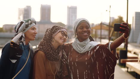 mujeres musulmanas tomando selfies al aire libre