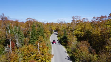 Antenne,-Autos,-Die-Auf-Abgelegenen-Straßen-Fahren,-Umgeben-Von-Herbstlandschaft