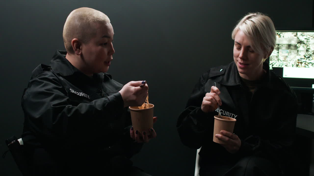 охранники в перерыве