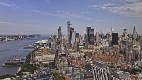 NYC-New-York-Luftaufnahme-V449-Überflug-über-Den-Waterfront-Park-In-Chelsea-Mit-Aufnahme-Des-Hudson-River,-Umgebauter-Industriewohnungen-Und-Der-Stadtlandschaft-Von-Midtown-Manhattan-–-Aufgenommen-Mit-Mavic-3-Pro-Cine-–-September-2023