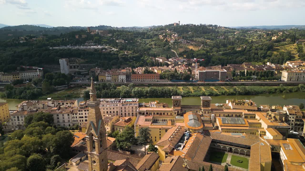 이탈리아 피렌체 의 산타 크로세 대성당 의 뒷 탑 에서 도시 의 운하 로 가는 무인 비행기