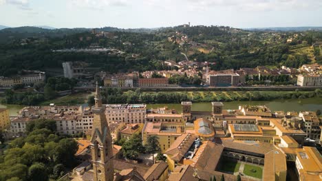 Drone-Sobrevolando-La-Torre-Trasera-De-La-Basílica-De-Santa-Croce-En-Florencia-Italia-Al-Canal-De-La-Ciudad