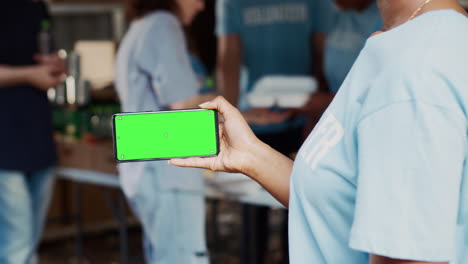 mujer con teléfono inteligente en la unidad de comida