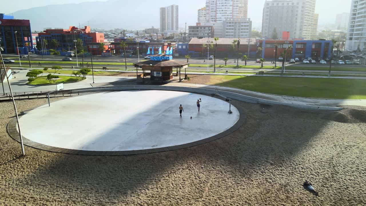 los adolescentes practican baloncesto en la hora de la mañana