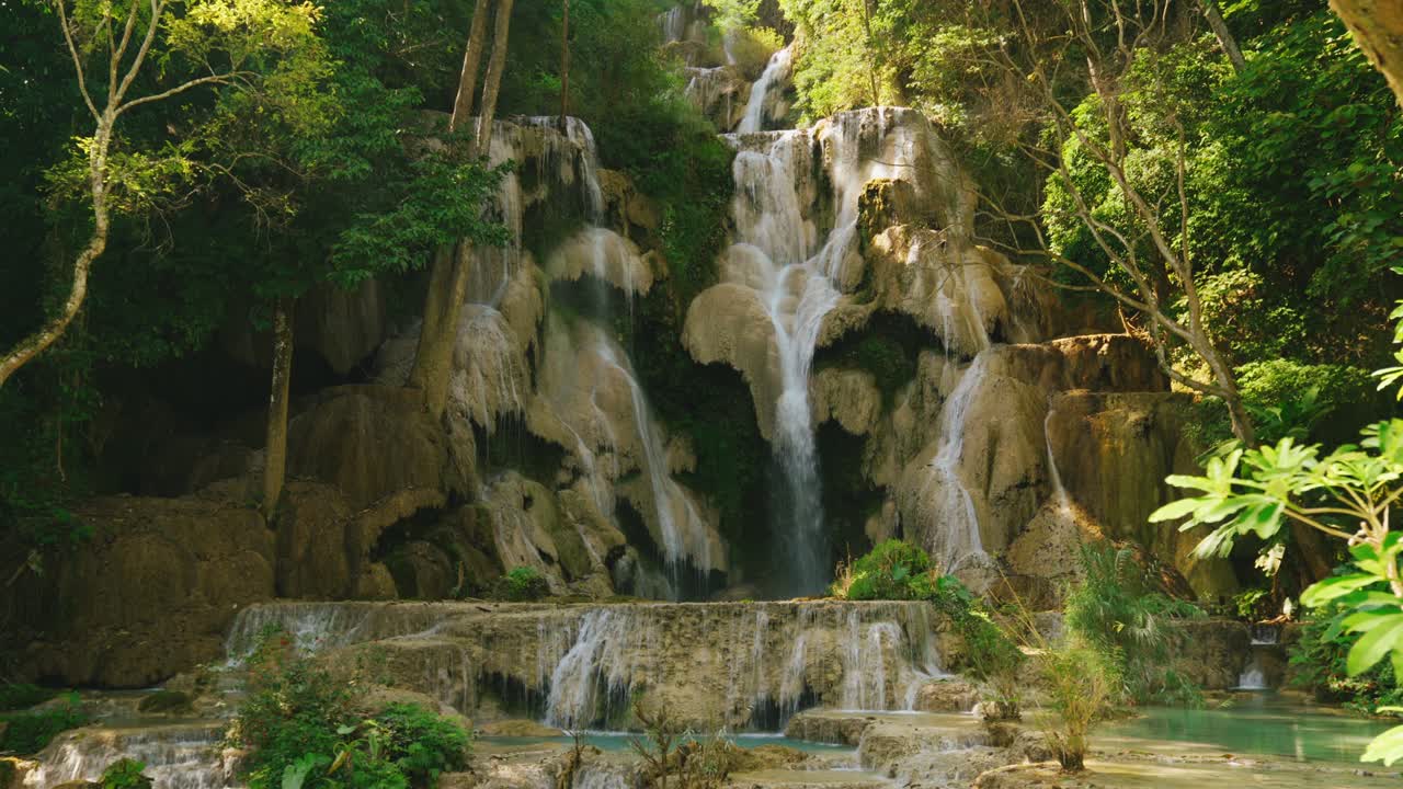 водопад куанг си недалеко от луанг-прабанга в лаосе