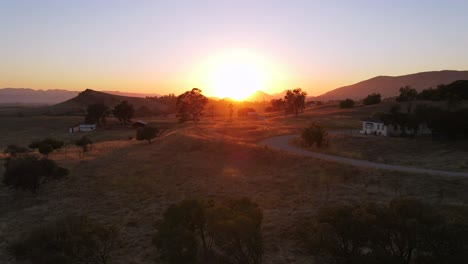 Una-Excelente-Toma-Aérea-Del-Atardecer-En-San-Luis-Obispo-California-1