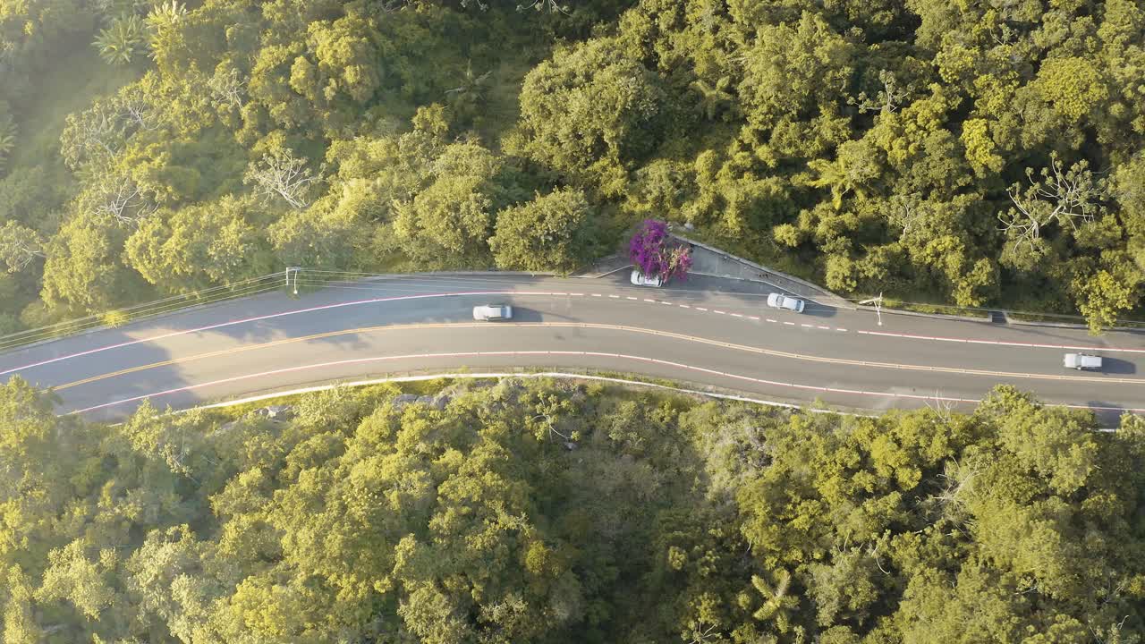 balneario camboriu, santa catarina, brazil의 interpraias 도로에서 멀리 떨어진 위에서 볼 수 있습니다.