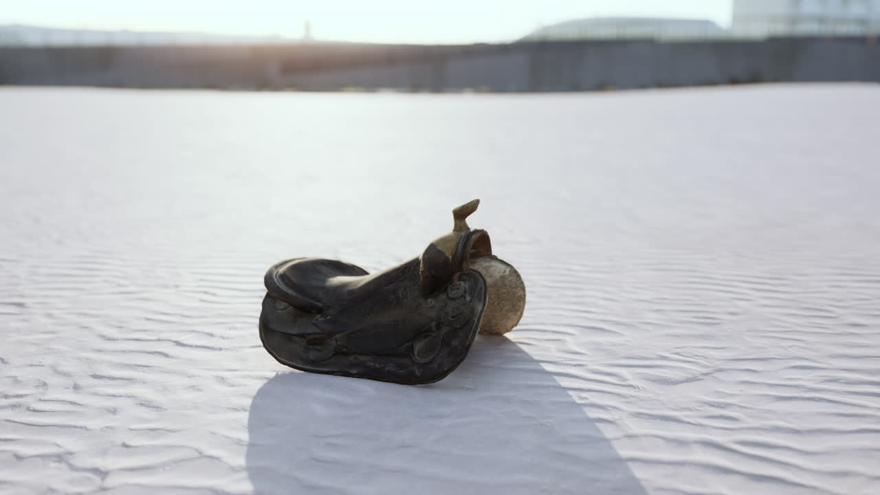 vieja silla de caballo en la playa