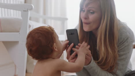 Madre-Feliz-Tomando-Una-Foto-Del-Bebé-Usando-Un-Teléfono-Inteligente-Mamá-Emocionada-Disfrutando-Fotografiando-A-Un-Niño-Lindo-Compartiendo-El-Estilo-De-Vida-De-La-Maternidad-En-Las-Redes-Sociales