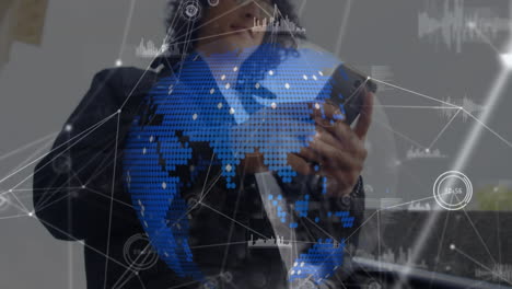 animación del globo y procesamiento de datos sobre un empresario biracial que usa un teléfono inteligente