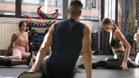 sesión de estiramiento en grupo en el gimnasio