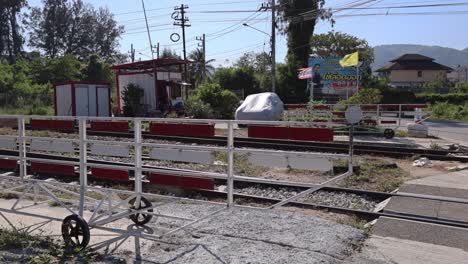 vehículo que pasa por un cruce ferroviario