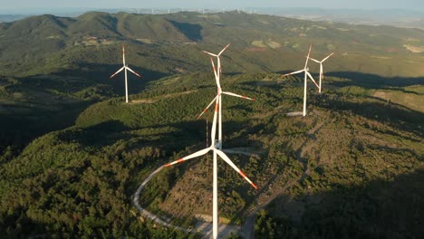 vista aérea de aviones no tripulados de la turbina eólica en el país