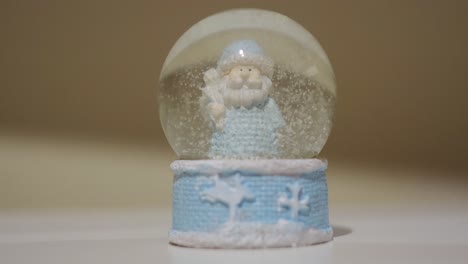 pequeño globo de nieve azul de navidad