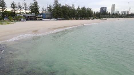 Pabellón-De-Burleigh-Cerca-De-Las-Piscinas-Rocosas-Y-La-Costa-Arenosa-De-La-Playa-De-Burleigh-En-La-Ciudad-De-Gold-Coast,-Australia