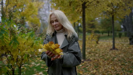 Nahaufnahme-Einer-Schönen-Frau,-Die-Im-Herbstlichen-Park-Spaziert.-Lächelnde-ältere-Dame.