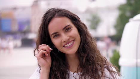 retrato de una chica alegre en la ciudad