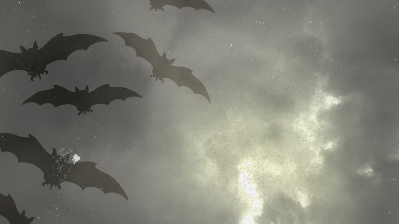Animazione di pipistrelli grigi di Halloween su cielo grigio e tempestoso con fulmini sullo sfondo.