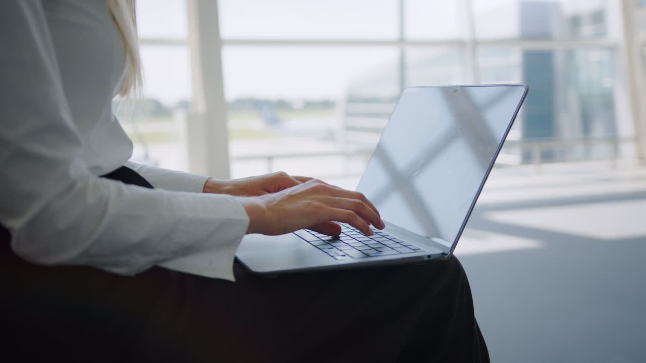 공항 라운지 에서 노트북 을 사용 하는 여자