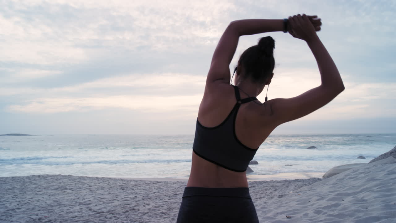 mujer de fitness, espalda o auriculares en la playa